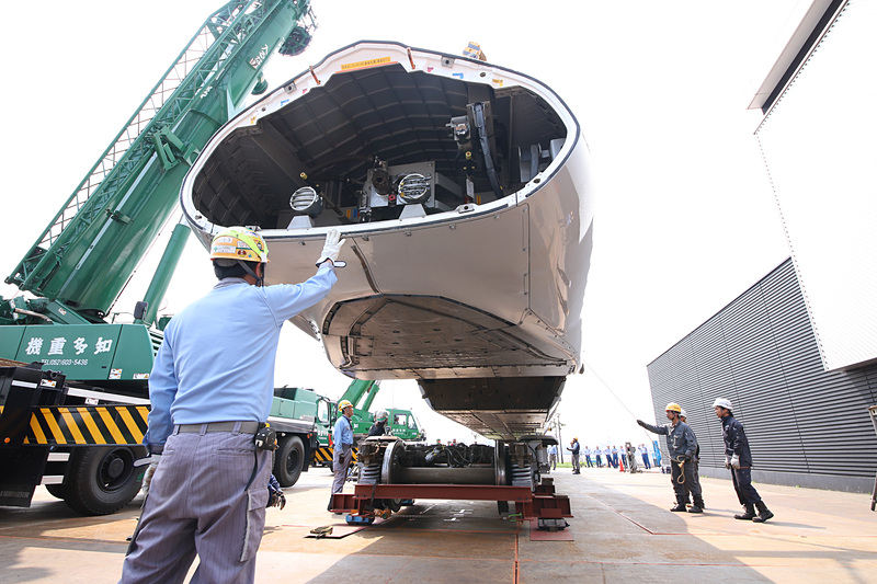 再び慎重に車体を吊り上げ、台車に載せる