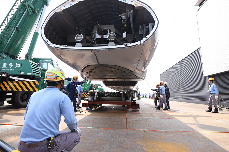 再び慎重に車体を吊り上げ、台車に載せる
