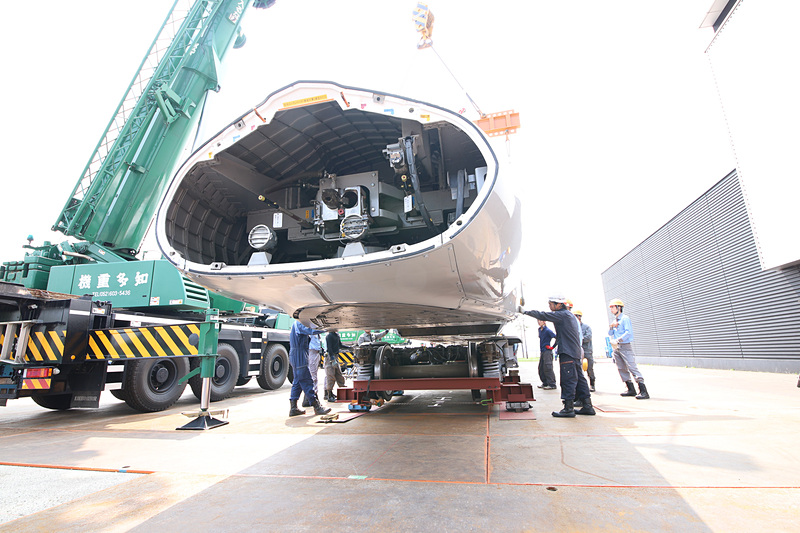 再び慎重に車体を吊り上げ、台車に載せる