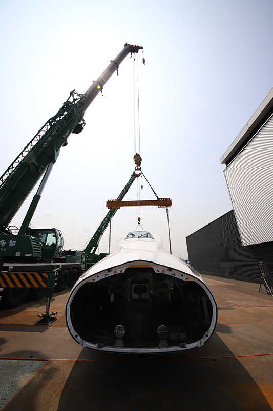 作業員の姿は見えないが、台車の固定作業を行なっている。車体の地上高が非常に低いことが分かる