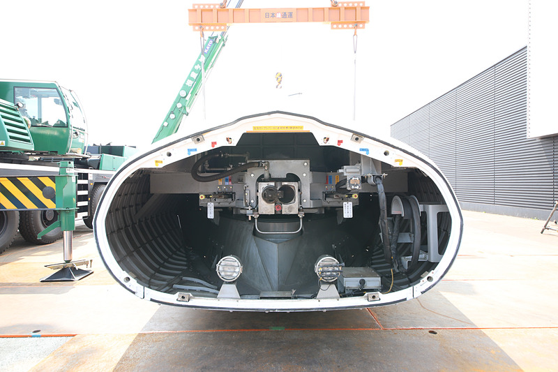 作業員の姿は見えないが、台車の固定作業を行なっている。車体の地上高が非常に低いことが分かる