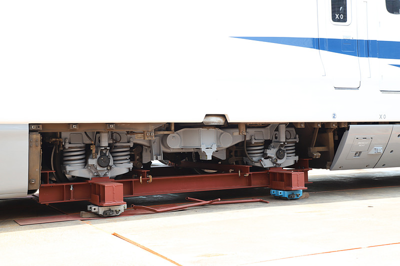 仮設の台車に載せられた台車