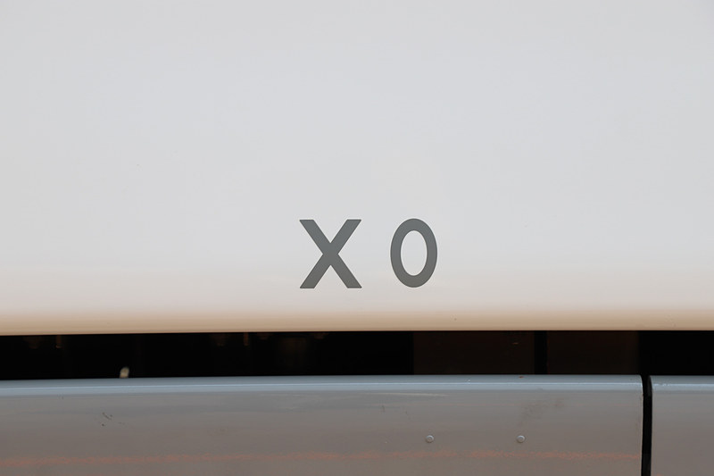 車両最前部の乗務員ドアに書かれた編成番号。当車両はN700系Z0編成として製造され、N700A仕様への改装時にX0編成となった