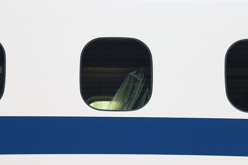 車内のシートにはすべてカバーがかけられている。取材時点では、内装について営業車両と同等のものなのか、当編成独特のものなのか不明だという