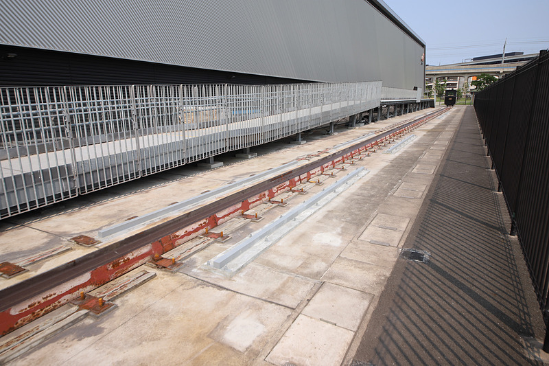 展示予定の場所には、従来敷設されていた在来線用の狭軌のレールが取り外されており、代わりに新幹線の標準軌に対応したレールを設置済み