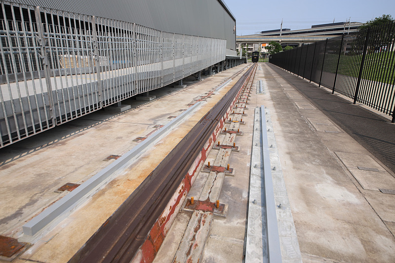 展示予定の場所には、従来敷設されていた在来線用の狭軌のレールが取り外されており、代わりに新幹線の標準軌に対応したレールを設置済み