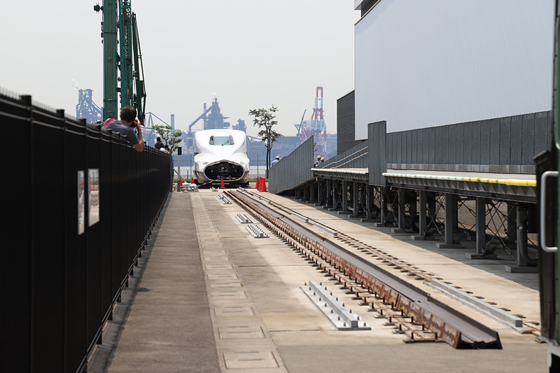 搬入した車両は、最前部の「前頭オオイ」が取り付けられ、早い段階で展示スペースに移動するという