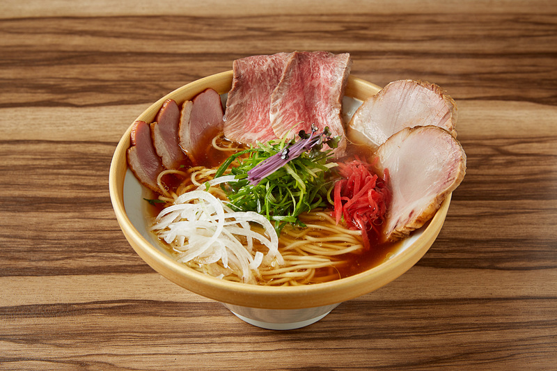 ソラノイロ・NIPPON「めでたい贅沢ローストビーフ牛らーめん」（写真提供：東京ステーション開発）