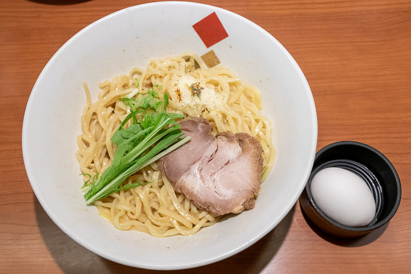 トリュフオイル・チーズまぜそばは見た目はとにかくシンプル