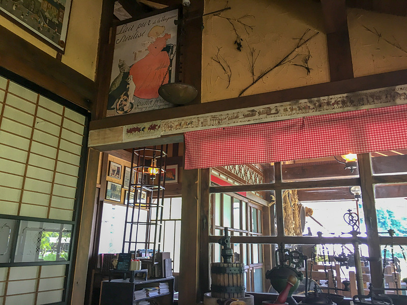 ロートレックの絵と、日本の古民家の素敵空間