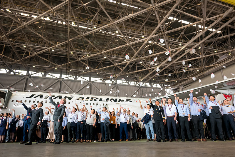 350名のJALグループスタッフが折り紙ヒコーキを空へ