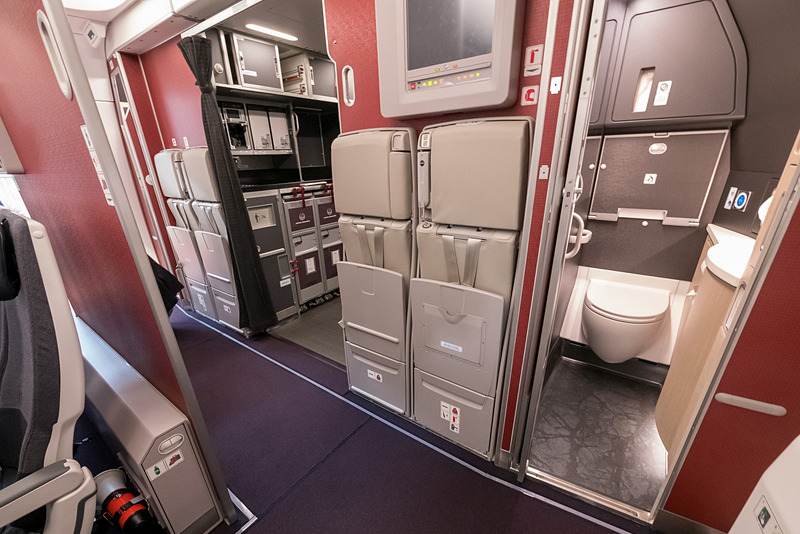 最後方エリア。中央に通路上のギャレー、左右にラバトリー各1か所を設置することで、座席後方にあったラバトリーを削減できるレイアウトを採用。クルーレストもないことから、最大限に客室の座席スペースを確保