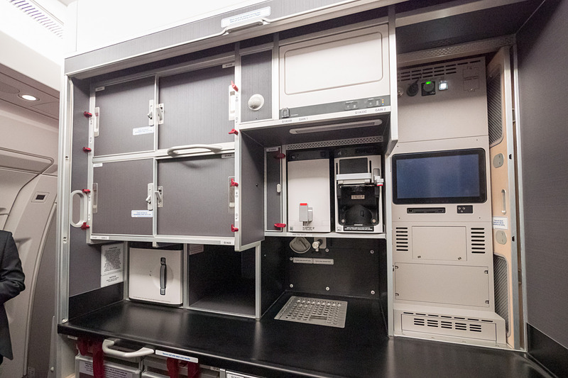 最前方ギャレーのこのエリアは、搭乗時はカーテンで閉められる