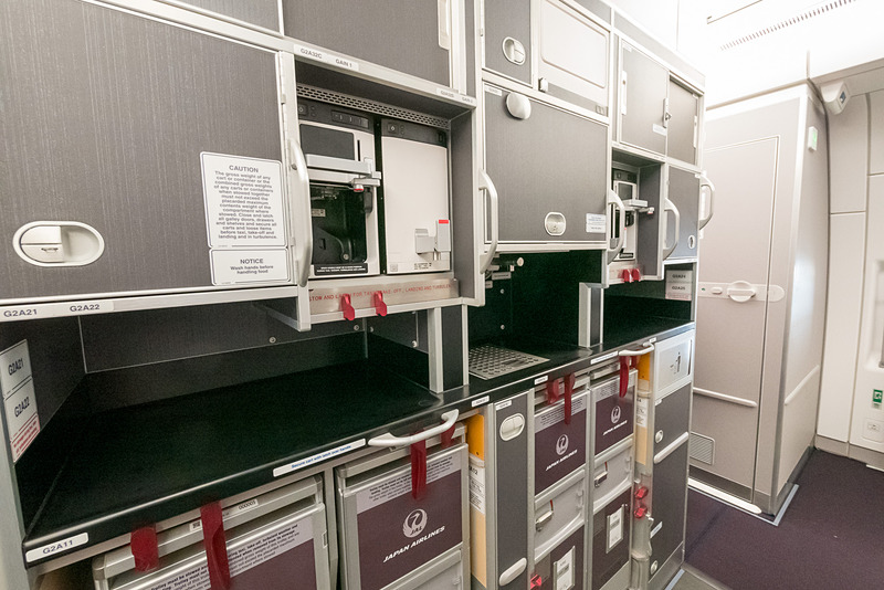 クラスJのギャレー。奥に見えるのがL2ドア