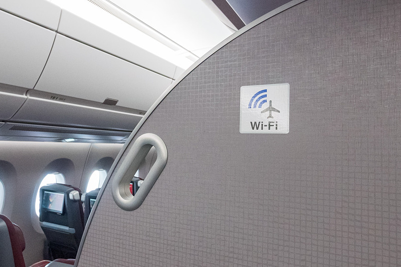 機内バルクヘッドのWi-Fiロゴ
