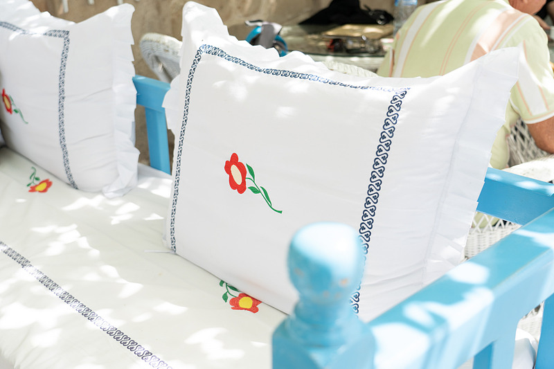 ここにもかわいい刺繍のクッションが