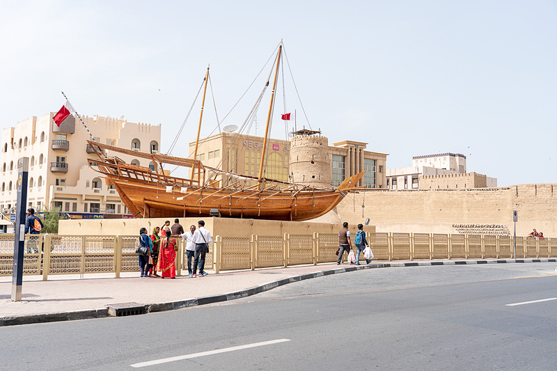 大きなダウ船がシンボル