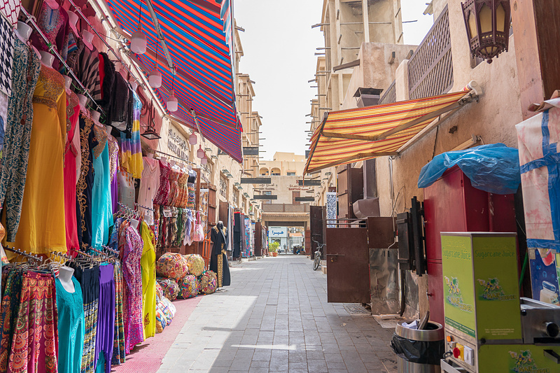 民族衣装やストールなどを売る露店