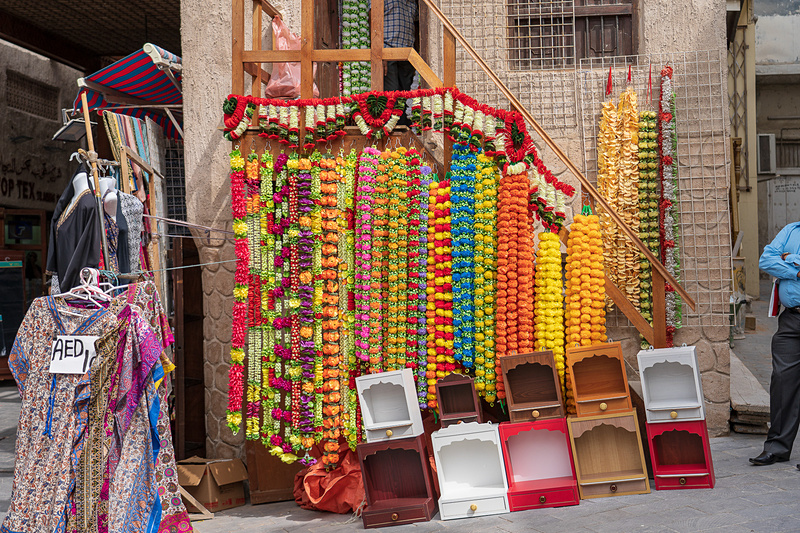色彩豊かなテキスタイル。刺繍などの装飾は本当に見事。こうして写真を見るとサンダルの1つくらい買ってくればよかったなぁ
