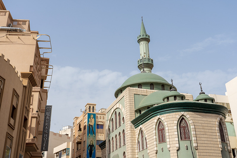 イスラム教の祈りの場、モスク。ドバイだけでも1000以上あるのだとか。もちろんスークにも