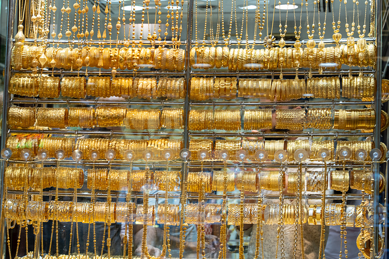 目と金銭感覚が麻痺してきて、うっかり気を失いそうになるから要注意