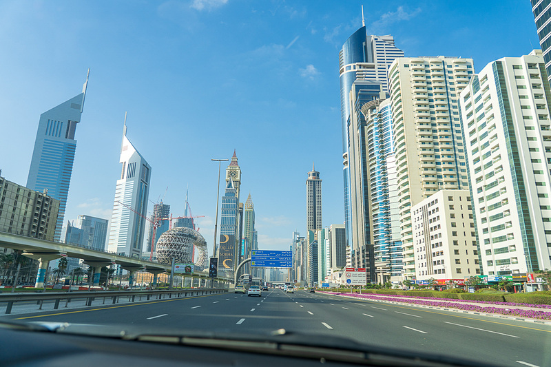 一直線に延びる「シェイク・ザイード・ロード」はアブダビまで続く重要幹線道路