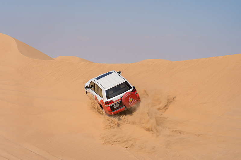 砂煙を上げて疾走する4WD