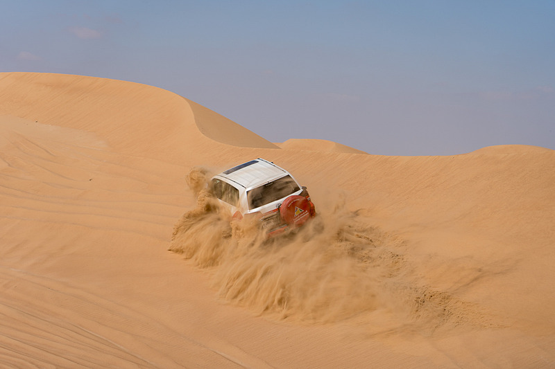 砂煙を上げて疾走する4WD