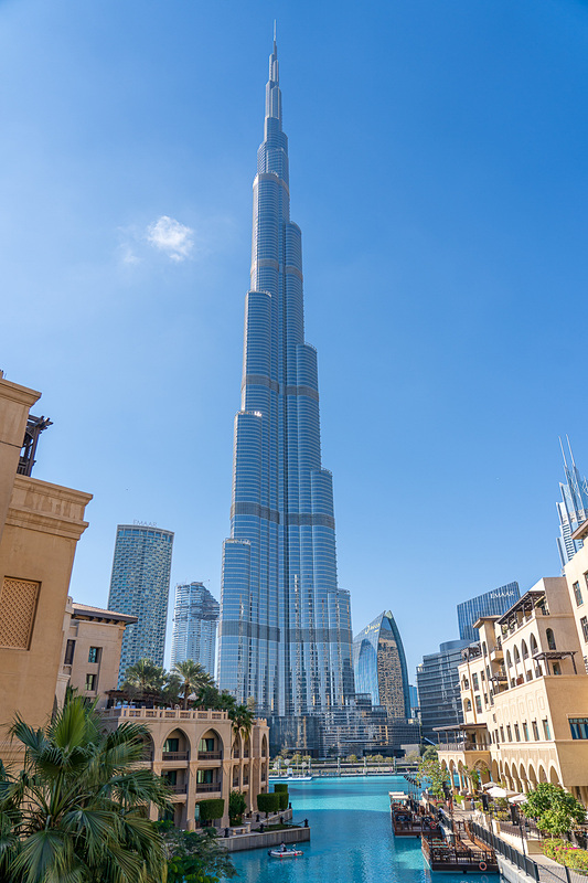 どど～ん！　横位置じゃ収まり切らない圧巻の高さのバージュ・カリファ。天を突き刺すように建つ姿は見ていて飽きません