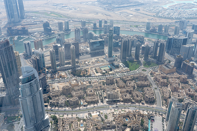 蜂の巣みたいに見える茶色い建物