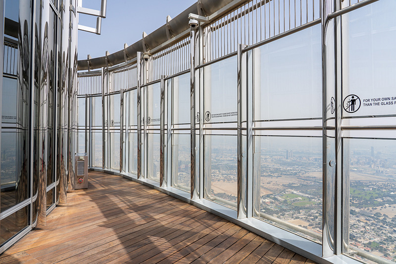 148階には一部屋外テラスも。警備員さんがインスタ映えする写真の撮り方を教えてくれます