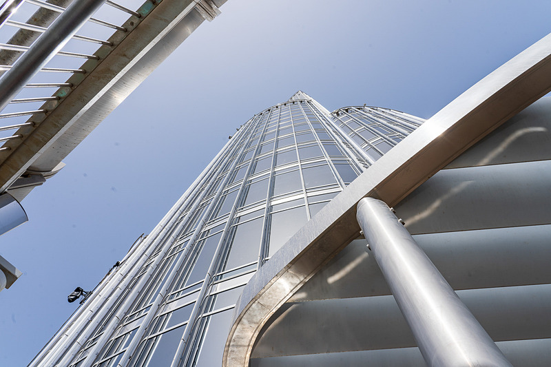 見上げるとまだまだ上がある！　どんだけ高いんだ、バージュ・カリファ