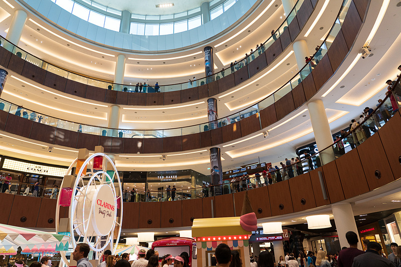 大勢の観光客や地元の人でにぎわうドバイモール。夜12時までオープンしています（時期のよって変動あり）