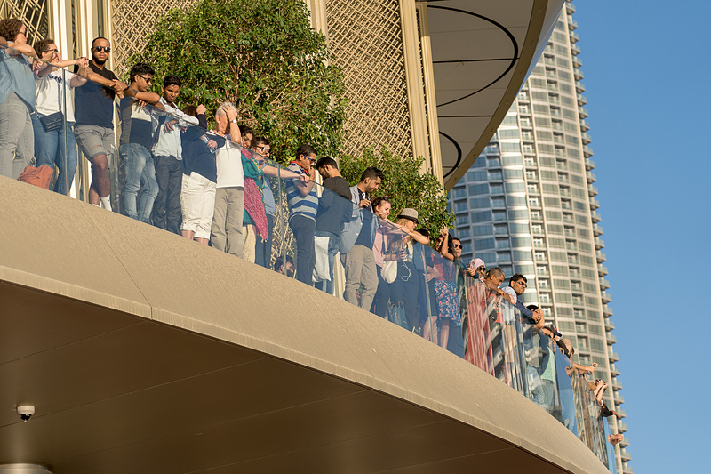 これから始まるドバイ・ファウンテンを待ち構える人々