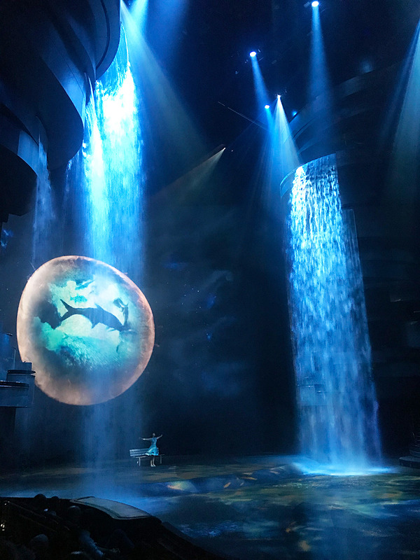 大量の水の演出が美しい。あっという間に床から水がなくなる最新舞台装置も見モノです