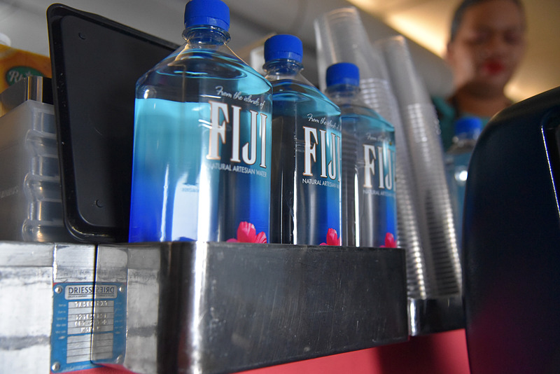 ドリンクにはフィジーのビールや「Fiji Water」などを提供