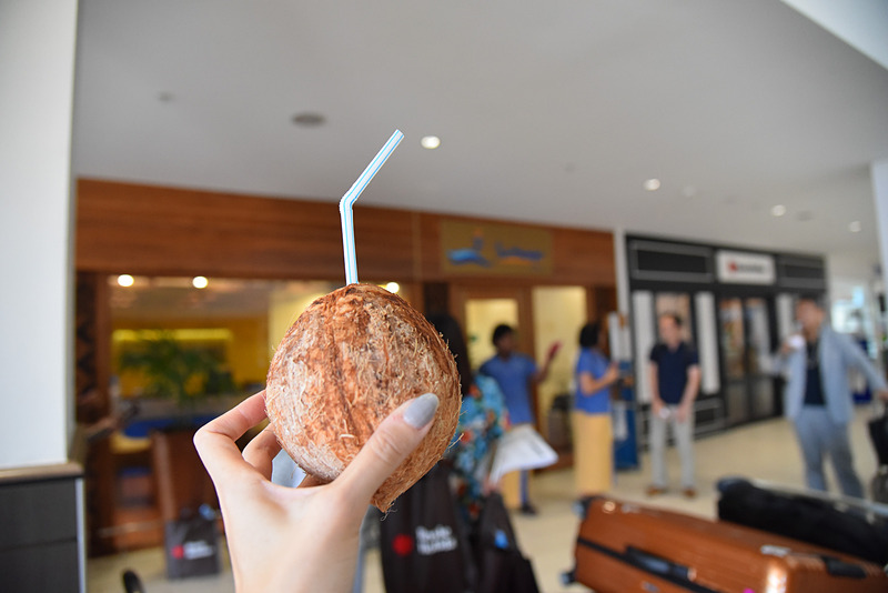 ココナッツジュースをゴクリ