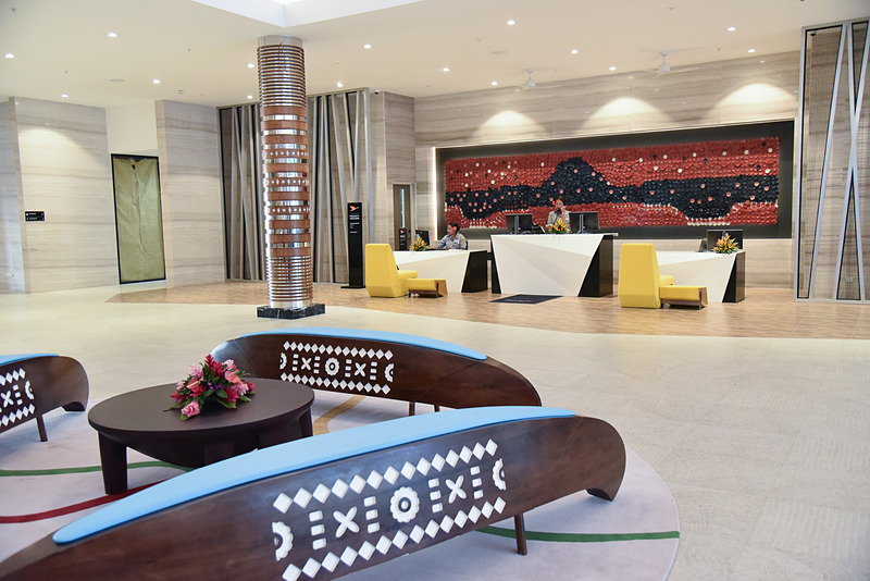 エントランスでは国内外のアーティストの作品がゲストを迎える