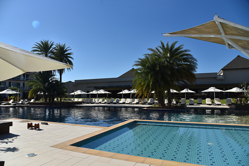 プールは3か所。カバナに寝転がり優雅なホリデーを楽しもう