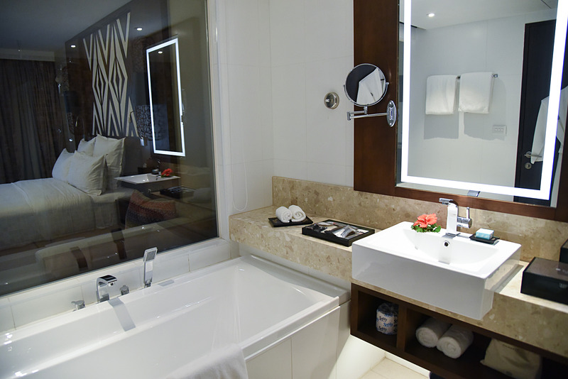 バスタブにもシャワーが付属。ほかにも別にシャワーブースがある