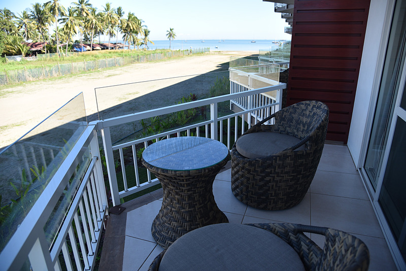 バルコニーからは夕陽と海を見ることができる