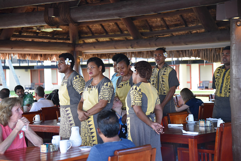 朝食などのタイミングでスタッフが歌声を披露するサプライズなどもあった