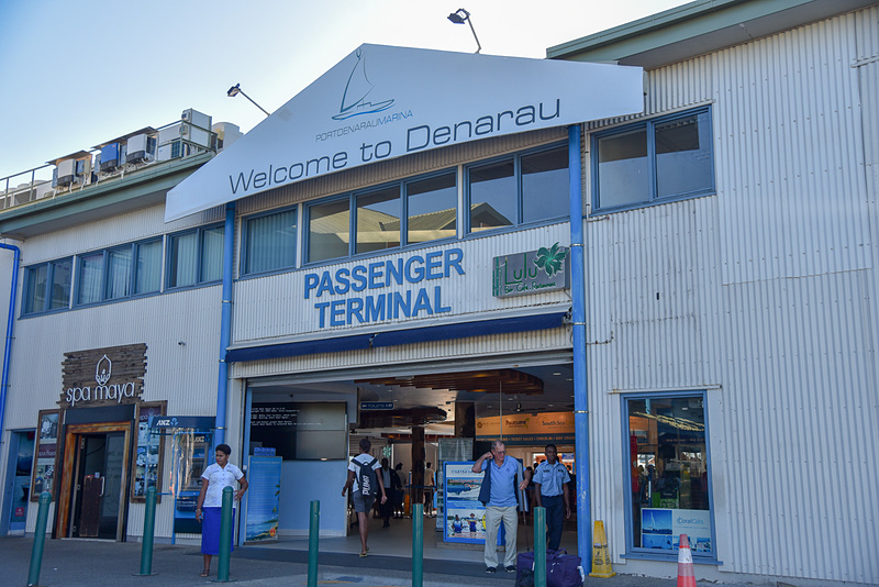 「ポートデナラウ」にはスーパーマーケットや飲食施設、お土産屋などが集まっている