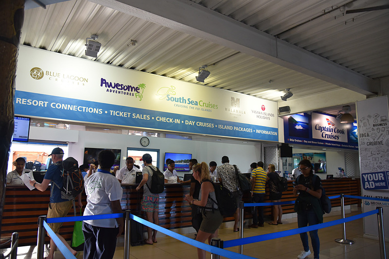 各クルーズ会社でチェックイン。チケットを受け取り、荷物を預けて乗り込もう