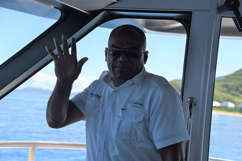 キャプテンも笑顔でゲストを送り迎え