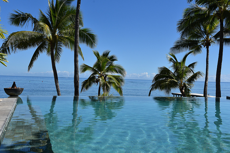 プールにつかりながら透明度の高い海を眺めよう