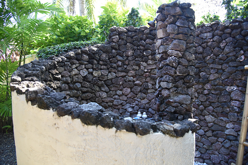 屋外のシャワーブースで開放的な気分に