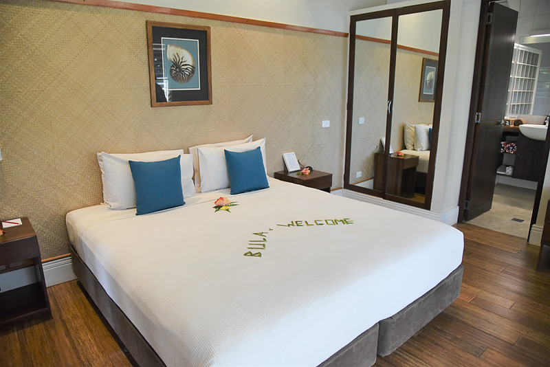 2つの部屋にはそれぞれキングベッドとシングルベッド2台