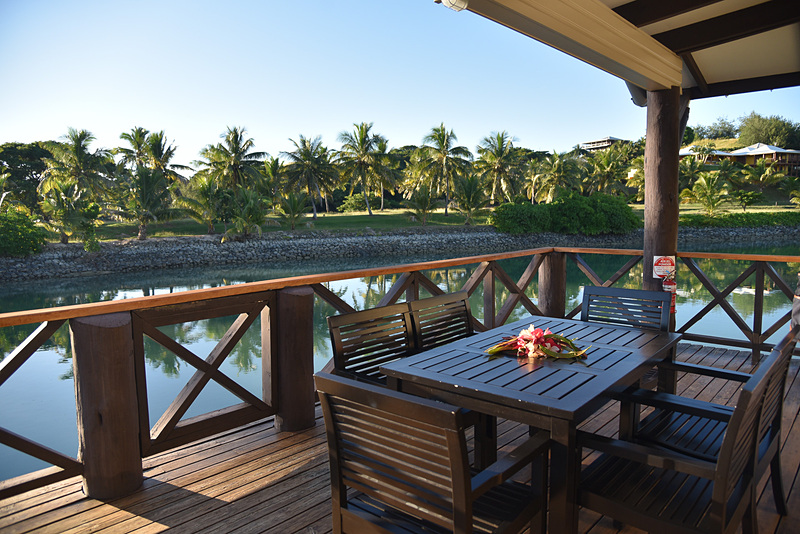 水辺に面したバルコニーで優雅な時間を過ごそう