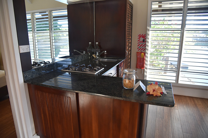 キッチンにはクッキー入りの瓶が置いてあった